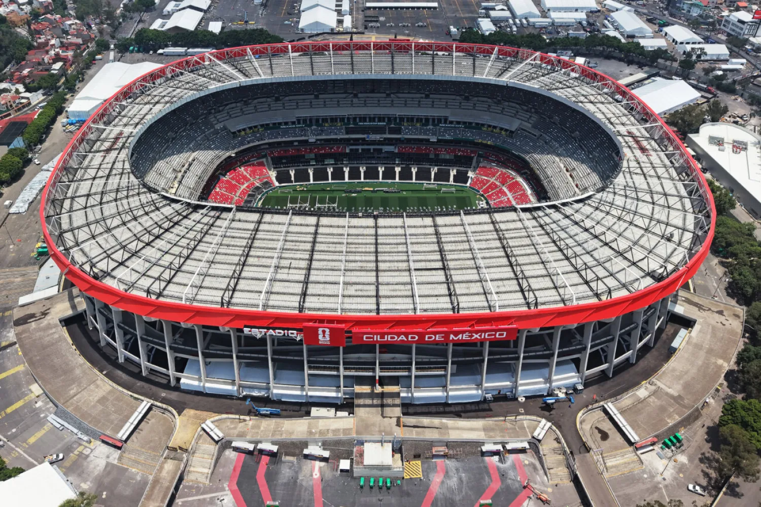 Video: Inauguración en el mítico estadio Azteca con Shakira y megaprotestas