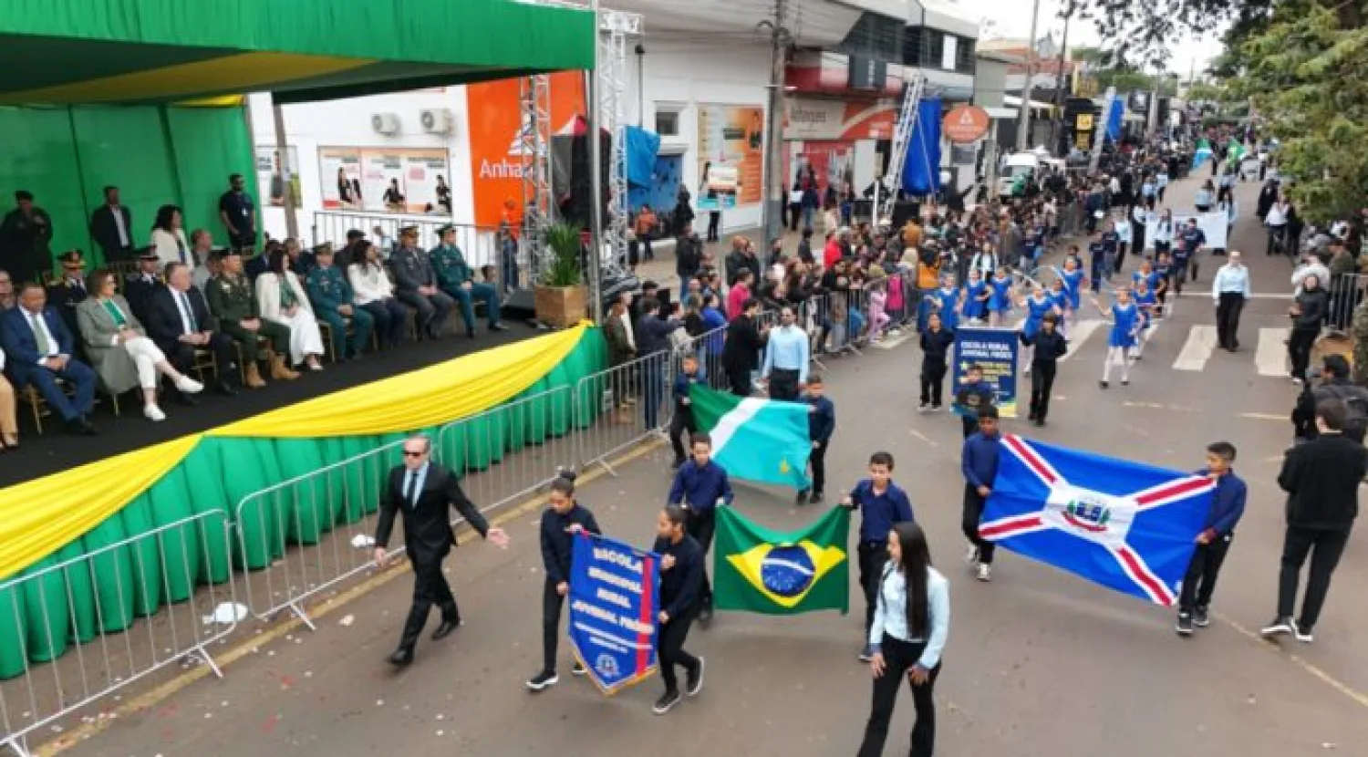 Apesar do frio, desfile atraiu cerca de 20 mil pessoas em Ponta Porã