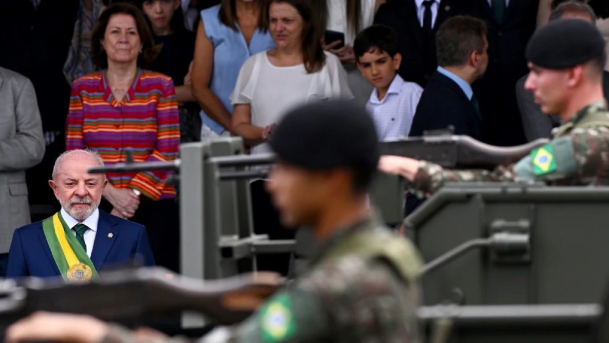 Lula lidera desfile con la mente en octubre y la tormenta en la Corte